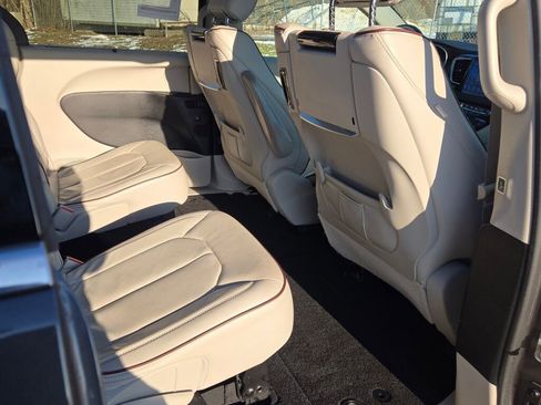 Used 2018 Chrysler Pacifica Limited w/ Tire & Wheel Group image 8