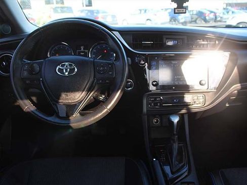 Used 2018 Toyota Corolla SE w/ SE Premium Package FWD image 10