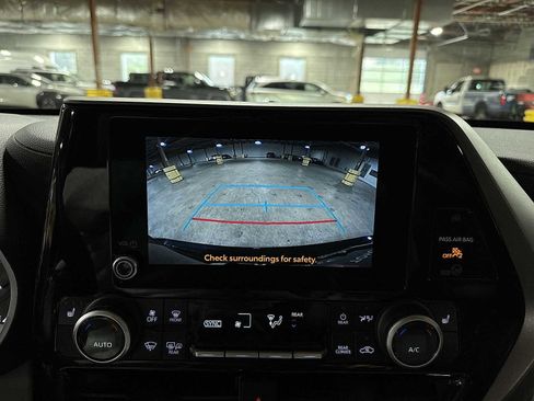 Used 2023 Toyota Highlander XLE image 26