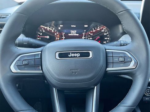 Used 2025 Jeep Compass Latitude image 11