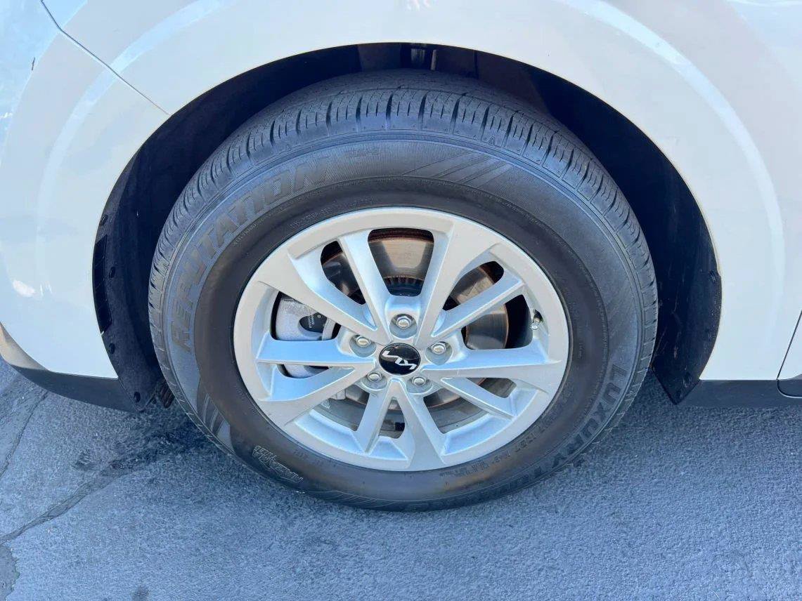 Used 2022 Kia Carnival LX FWD image 9