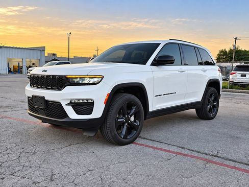 Used 2024 Jeep Grand Cherokee Limited w/ Black Appearance Package AWD/4WD image 3