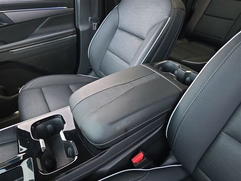 Used 2025 Buick Enclave Sport Touring AWD/4WD image 23