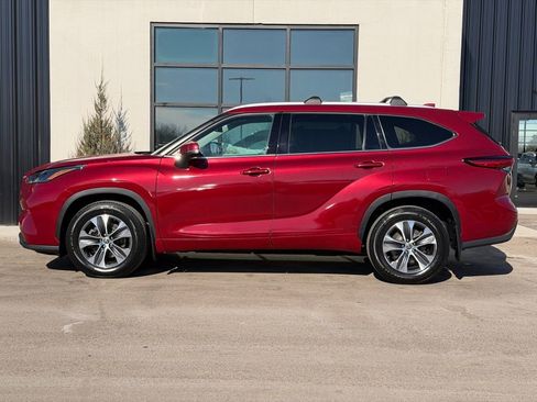 Used 2022 Toyota Highlander XLE image 2