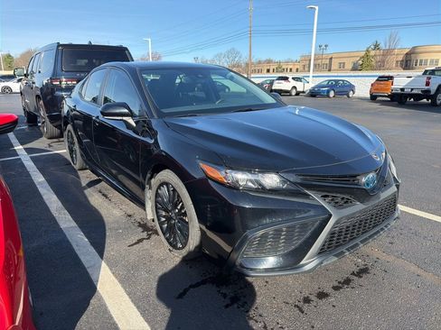 Used 2022 Toyota Camry SE w/ Convenience Package image 4