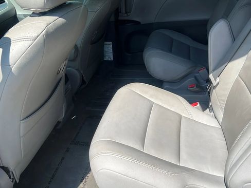 Used 2018 Toyota Sienna LE w/ Carpet Mat Package image 12