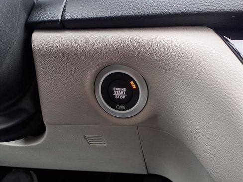 Used 2024 Chrysler Pacifica Touring-L image 15