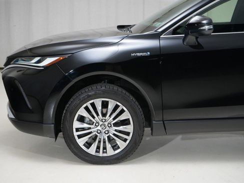 Used 2021 Toyota Venza XLE image 2