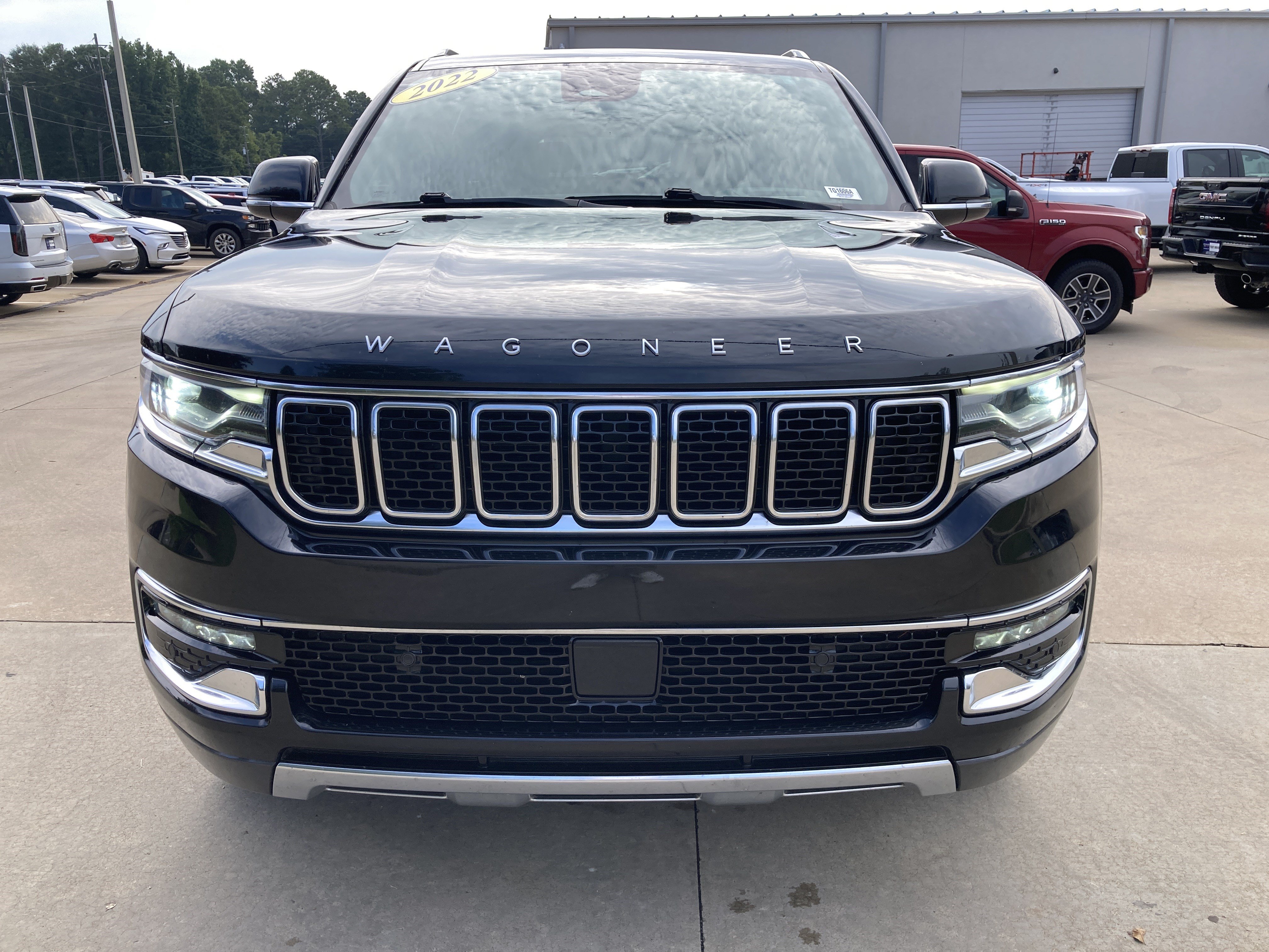 Used 2022 Jeep Wagoneer Series III w/ Premium Group I AWD/4WD image 2