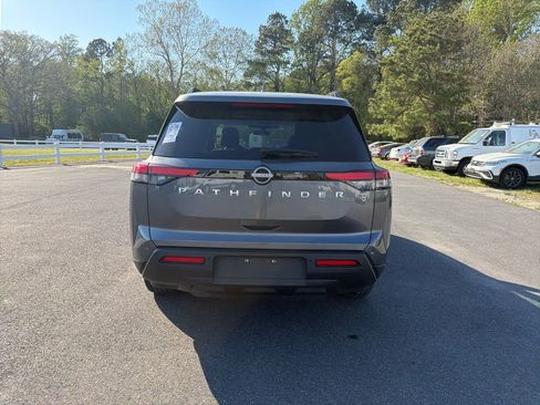 Used 2025 Nissan Pathfinder SV image 4