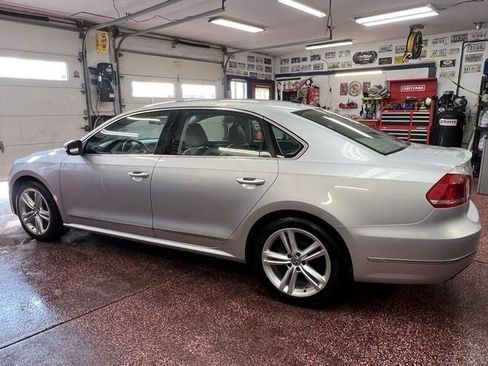Used 2015 Volkswagen Passat TDI SEL Premium FWD image 2