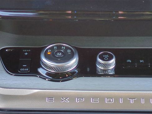 New 2025 Ford Expedition Max Platinum w/ Driver's Package image 19