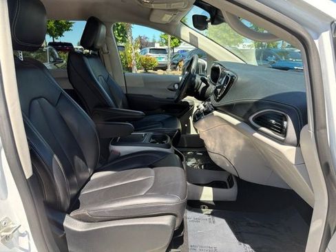 Used 2023 Chrysler Pacifica Touring-L FWD image 12