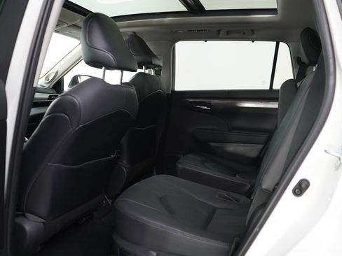 Used 2021 Toyota Highlander Platinum AWD/4WD image 19