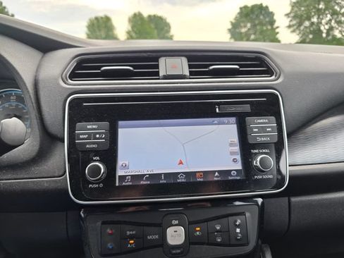 Used 2018 Nissan Leaf SL w/ SL Technology Package FWD image 4
