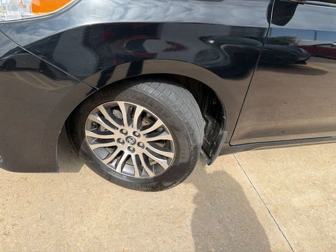 Used 2019 Toyota Sienna XLE w/ XLE Navigation Package FWD image 35
