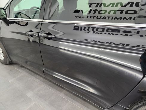 Used 2024 Chrysler Pacifica Touring-L image 33