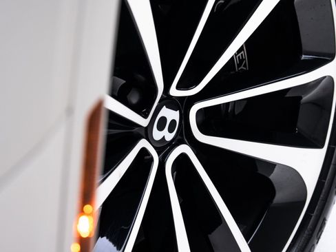 Used 2021 Bentley Bentayga image 19