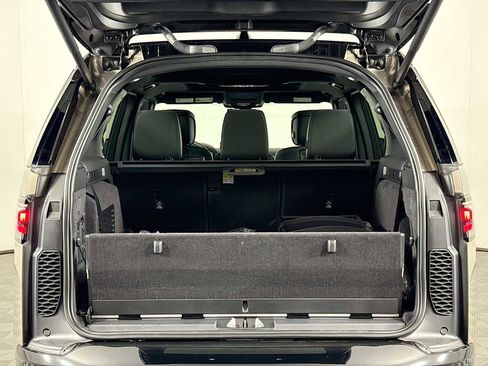 New 2025 Land Rover Discovery Dynamic SE image 25