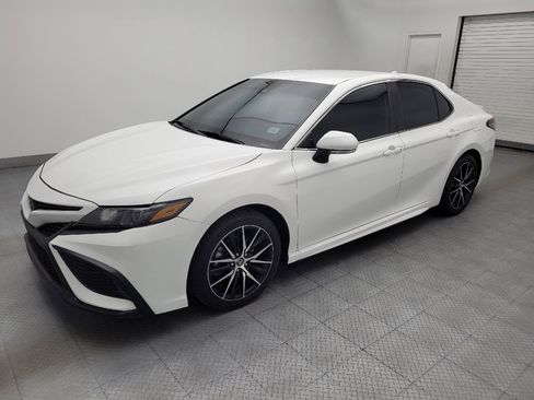 Used 2021 Toyota Camry SE w/ Convenience Package FWD image 2