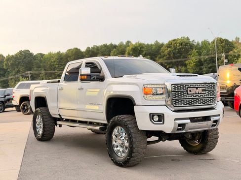 Used 2019 GMC Sierra 2500 Denali w/ Duramax Plus Package AWD/4WD image 13