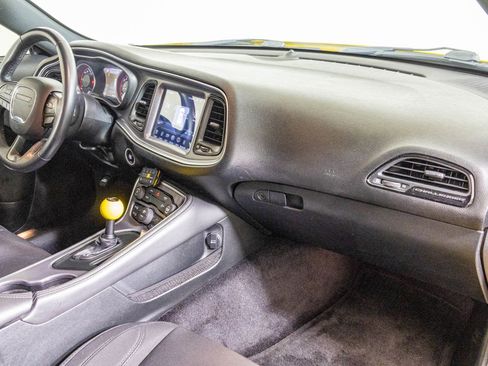 Used 2017 Dodge Challenger R/T image 40