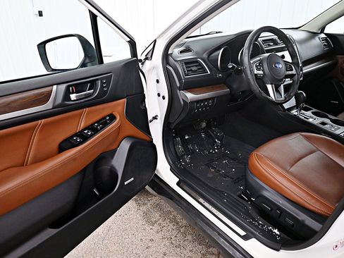 Used 2017 Subaru Outback 3.6R Touring image 3