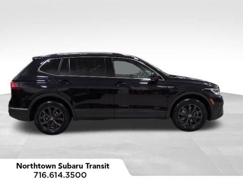 Used 2024 Volkswagen Tiguan SE w/ Panoramic Sunroof Package image 2