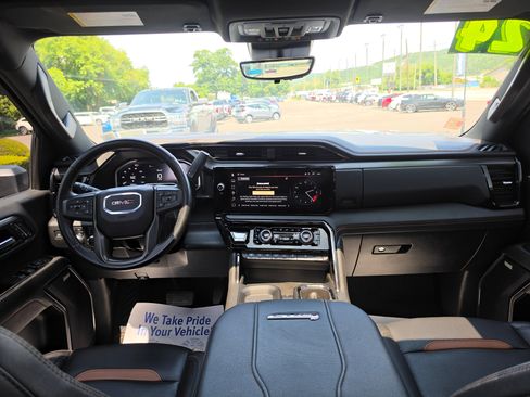 Used 2024 GMC Sierra 2500 AT4 w/ Technology Package AWD/4WD image 16