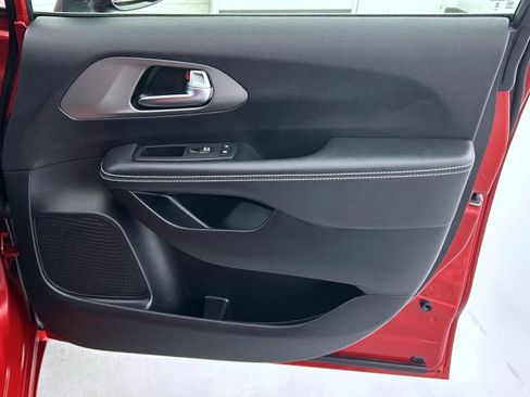 Used 2025 Chrysler Pacifica Select FWD image 16