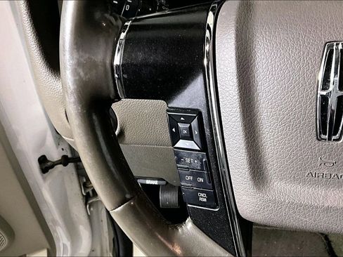 Used 2016 Lincoln Navigator Select image 14