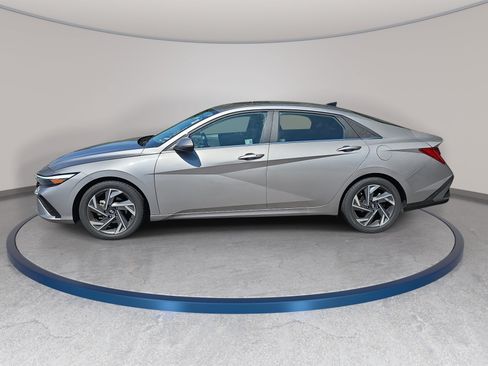 Used 2025 Hyundai Elantra SEL FWD image 3