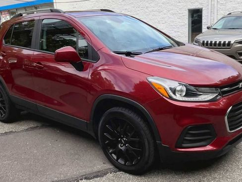 Used 2021 Chevrolet Trax LT w/ Sport Edition image 2