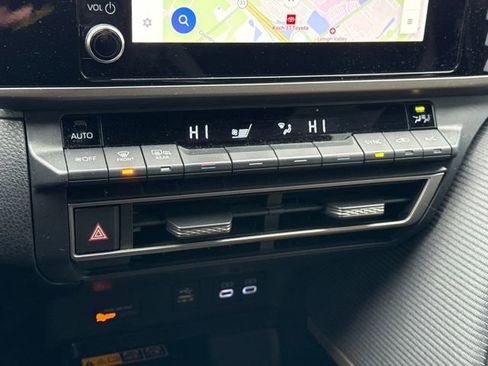 Used 2025 Toyota Camry SE image 31