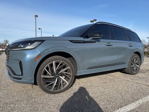 Used 2025 Lincoln Aviator Black Label w/ Jet Appearance Package image 2