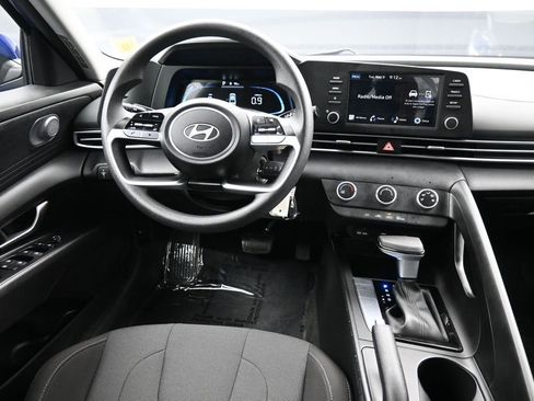 Used 2025 Hyundai Elantra SE FWD image 19