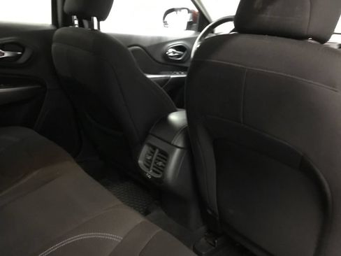 Used 2019 Jeep Cherokee Latitude w/ Cold Weather Group AWD/4WD image 17