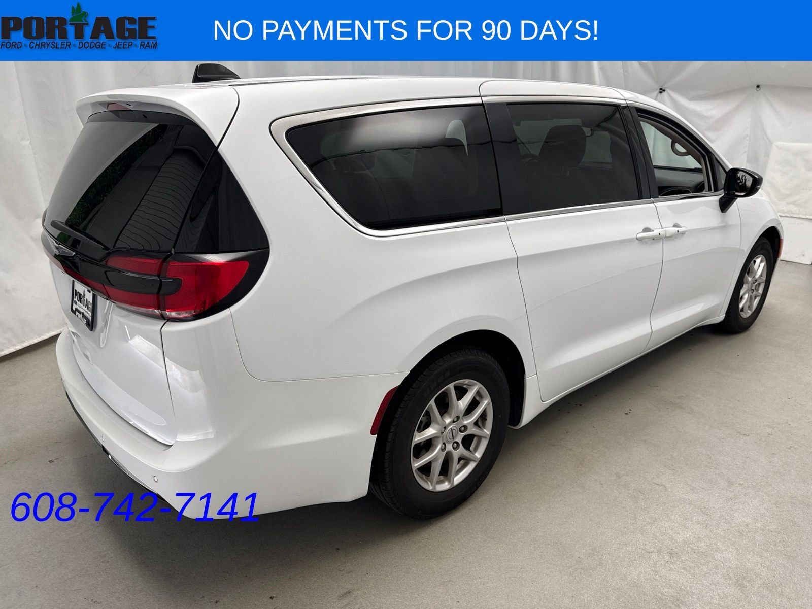 Used 2024 Chrysler Pacifica Touring-L FWD image 2