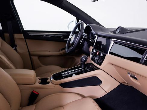 Certified 2026 Porsche Macan AWD/4WD image 8
