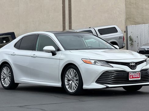 Used 2019 Toyota Camry XLE image 5