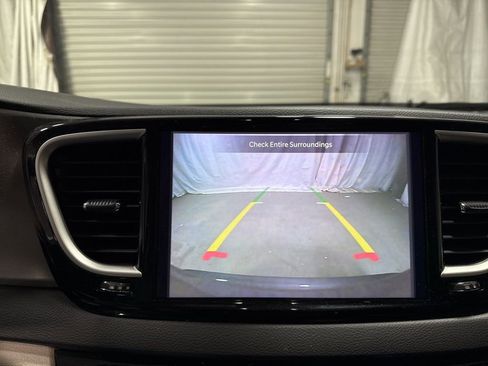 Used 2023 Chrysler Pacifica Touring-L image 27