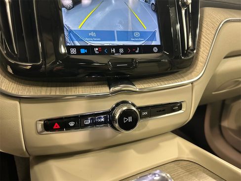 Certified 2023 Volvo XC60 B5 Ultimate w/ Climate Package image 17