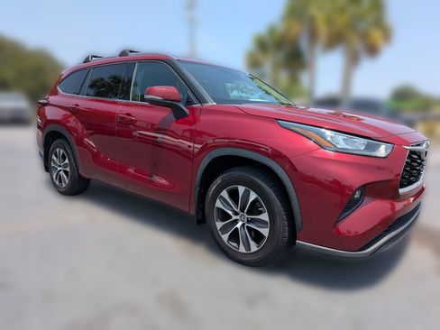 Used 2020 Toyota Highlander XLE AWD/4WD image 2