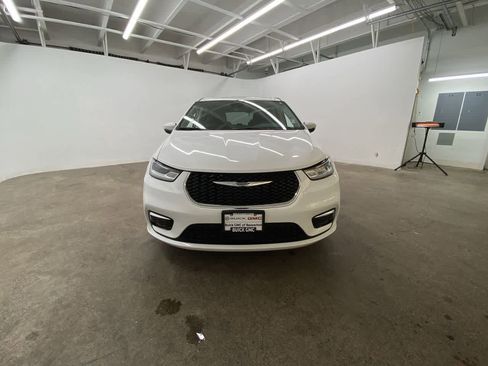 Used 2023 Chrysler Pacifica Touring-L image 9