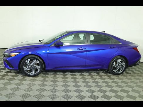 Used 2025 Hyundai Elantra SEL w/ Cargo Package FWD image 14