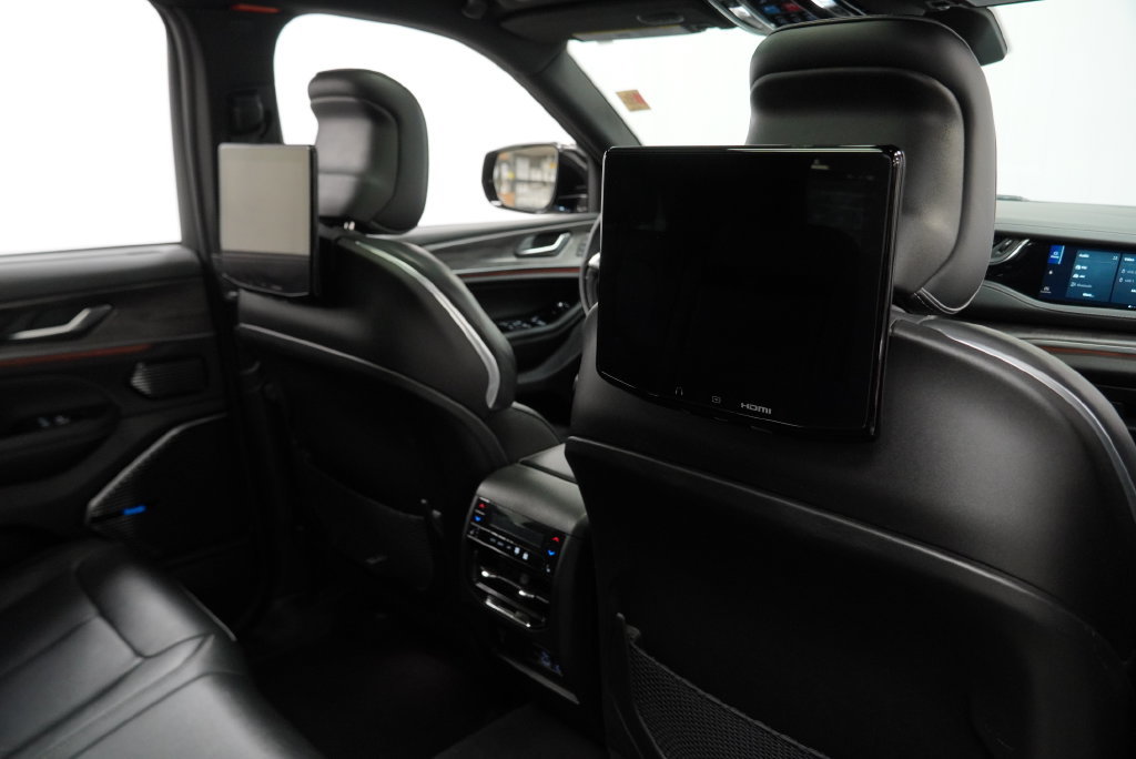 Used 2023 Jeep Grand Cherokee Overland w/ Advanced Protech Group III AWD/4WD image 41