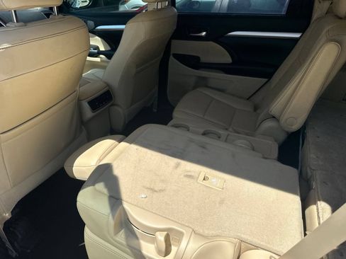 Used 2019 Toyota Highlander XLE FWD image 4