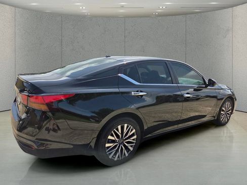 Used 2024 Nissan Altima 2.5 SV w/ SV Premium Package FWD image 5