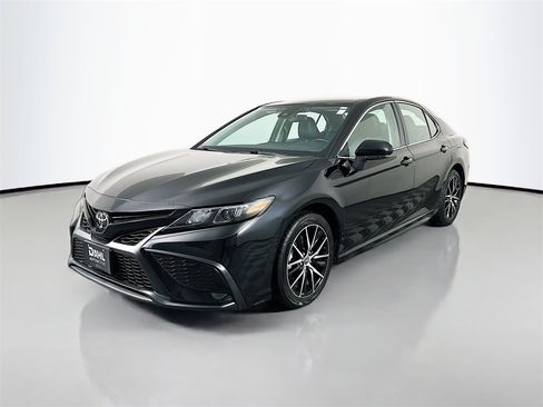 Used 2024 Toyota Camry SE image 5
