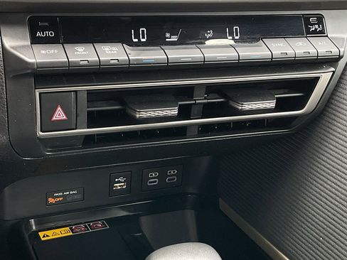 Used 2025 Toyota Camry SE image 31